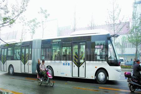 成都最新的公交连体拖车 建议洛阳上这种公交车高清图片