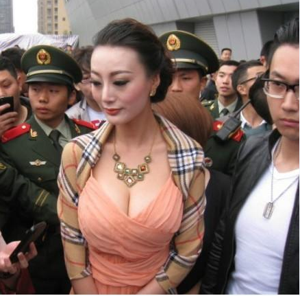 王李丹妮半婐走光喷血照图片
