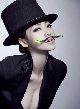 波涛汹涌的眼镜妹 堪称胸器图片