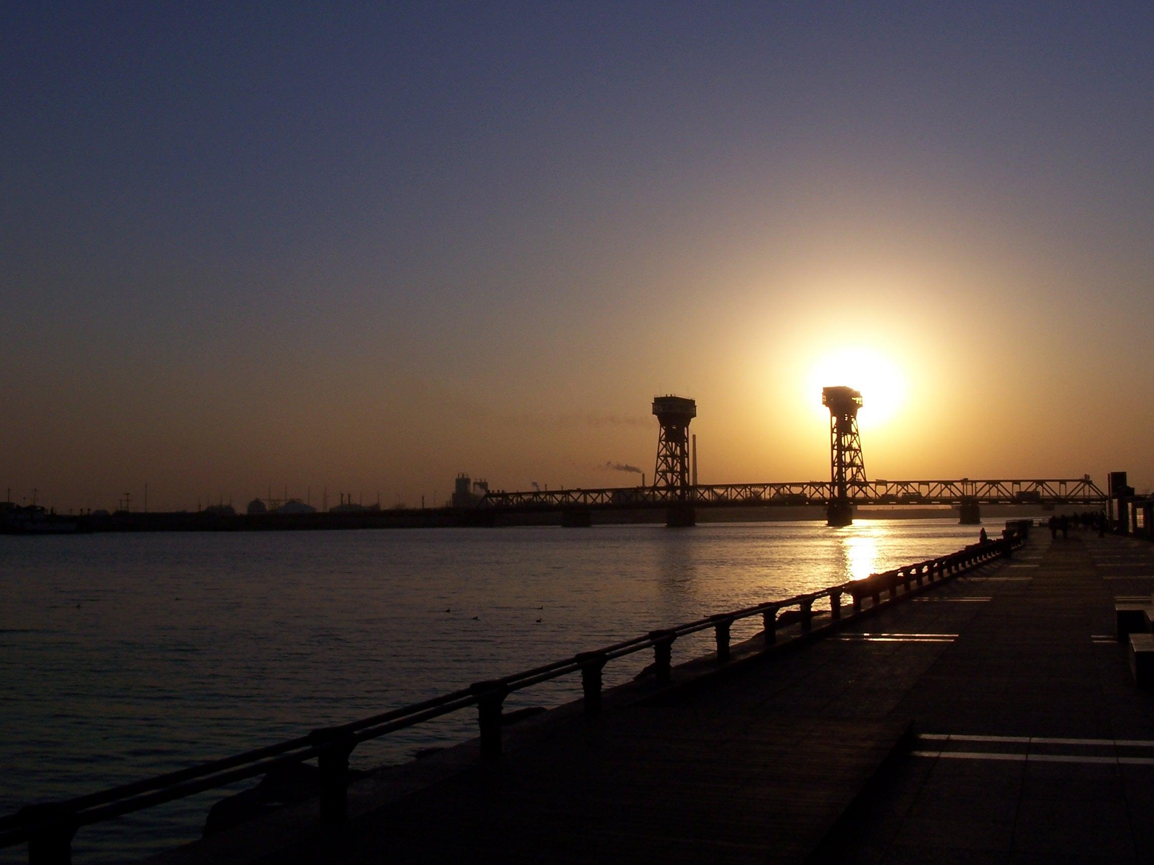 塘沽gdp_塘沽爆炸死人尸骨图片(2)