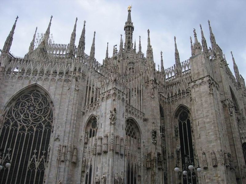 请简述哥特式教堂的外观特点