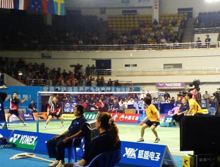 在羽毛球、乒乓球、排球等体育比赛中,裁判员