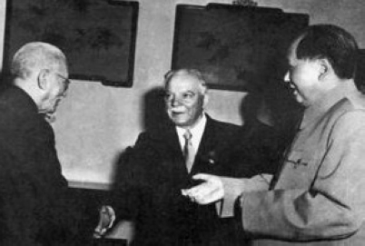 毛泽东和龙云,伏罗希洛夫元帅在一起