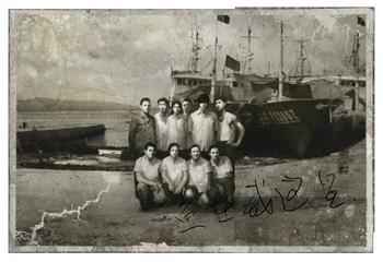 在广西巴乃的村寨中,吴邪假扮的三叔再遇裘德