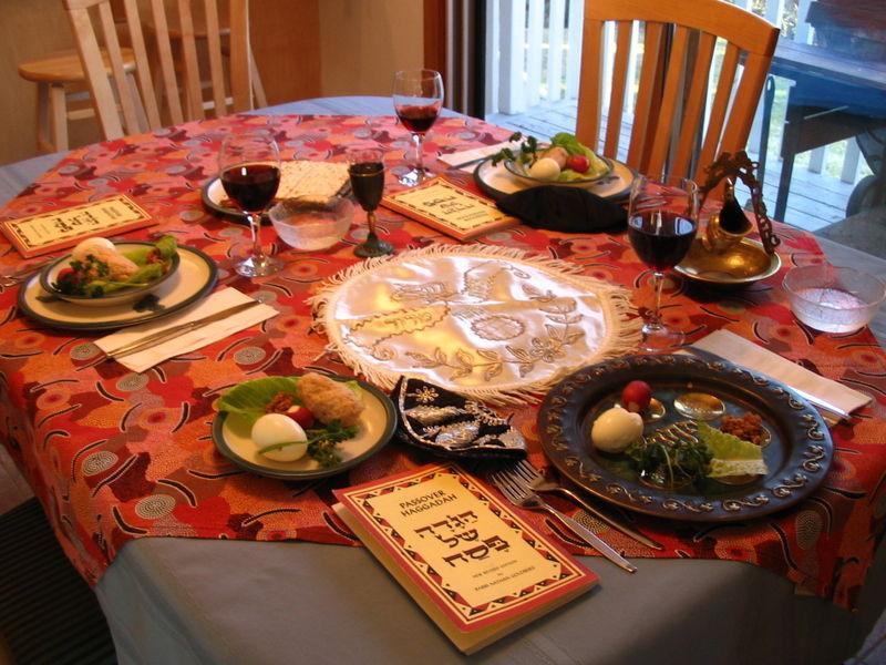 犹太人庆祝逾越节的晚餐称为seder,有复杂而具象征义的程序.