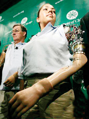 断臂女兵用思维控制假肢